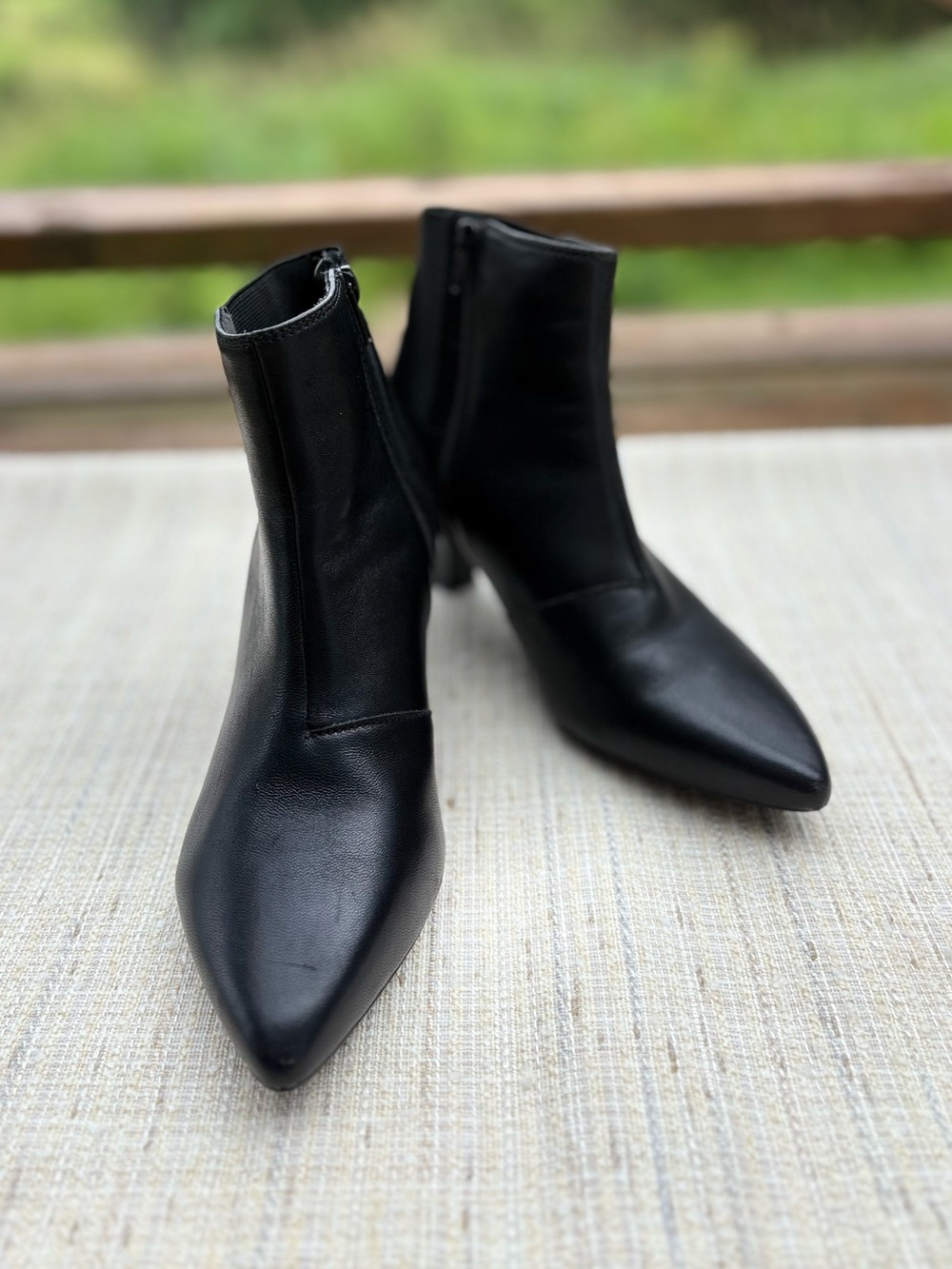 Clarks Black Leather Ankle Boots Pointed Toe Kitten Heel Size 8.5 Fall Fashion